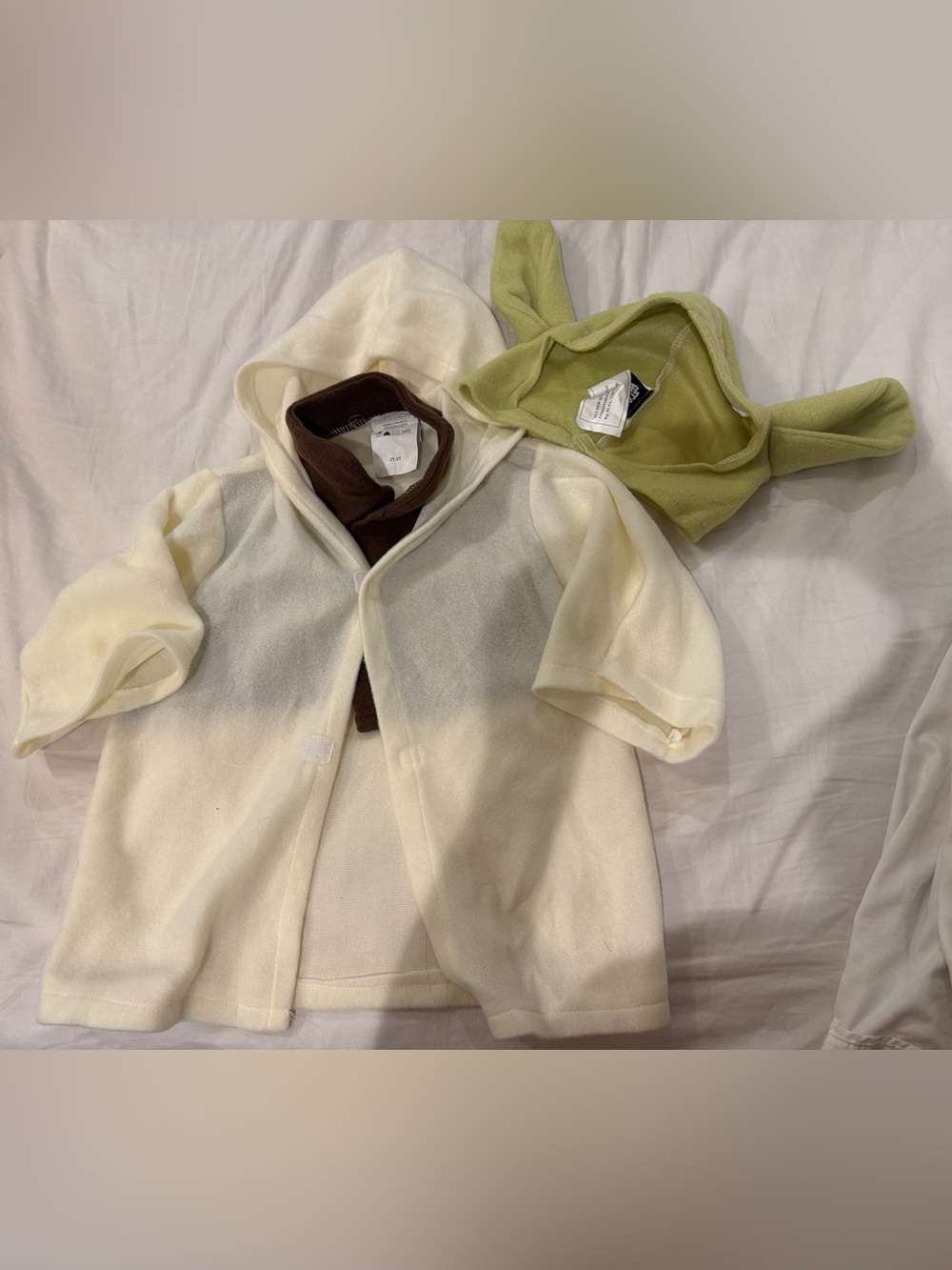 NWOT Star Wars yoda grogu Mandalorian  Hooded outfit Green Yoda Ears 2t-3T